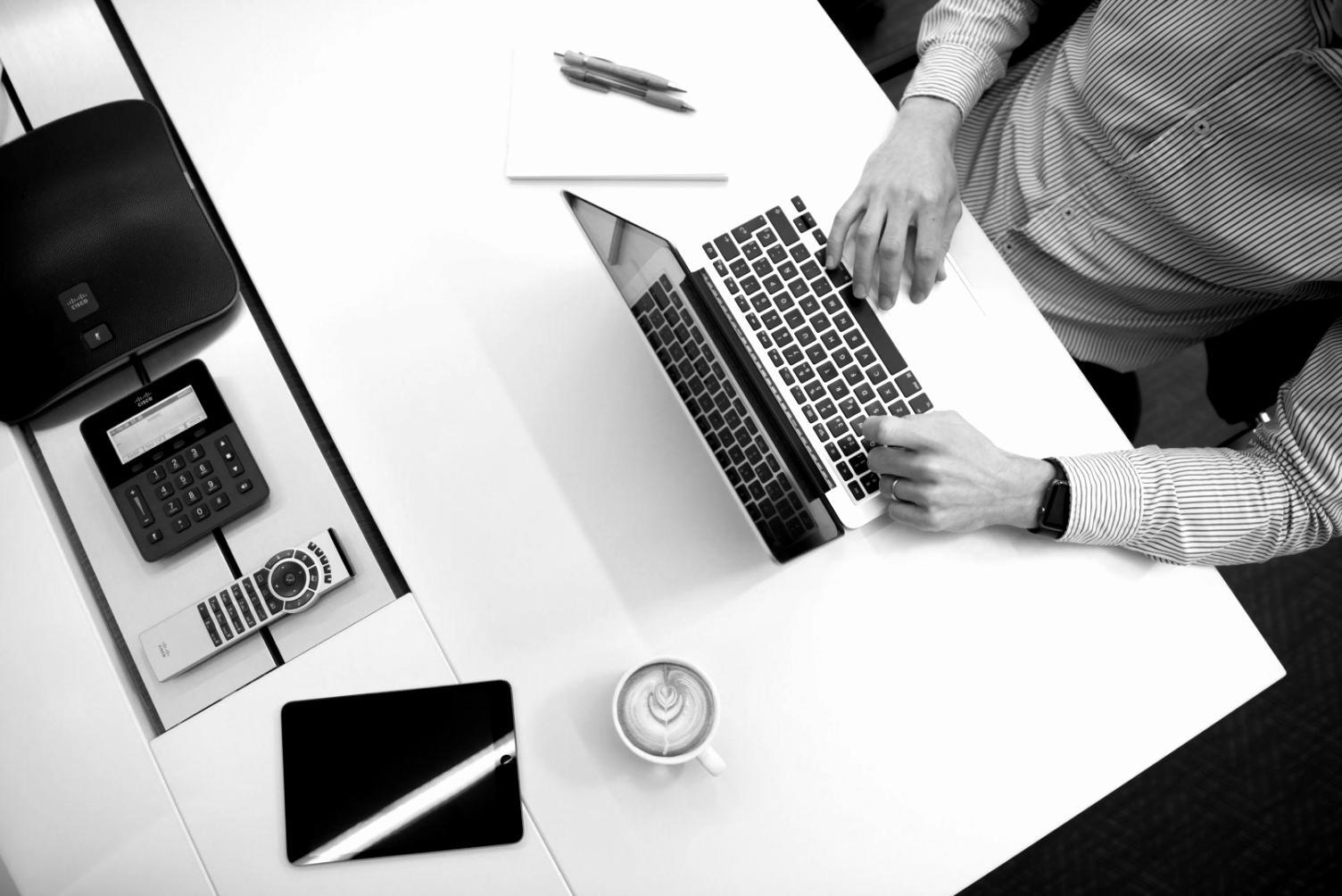 Teilnehmerin arbeitet mit Finanzanalyse-Tools am Laptop
