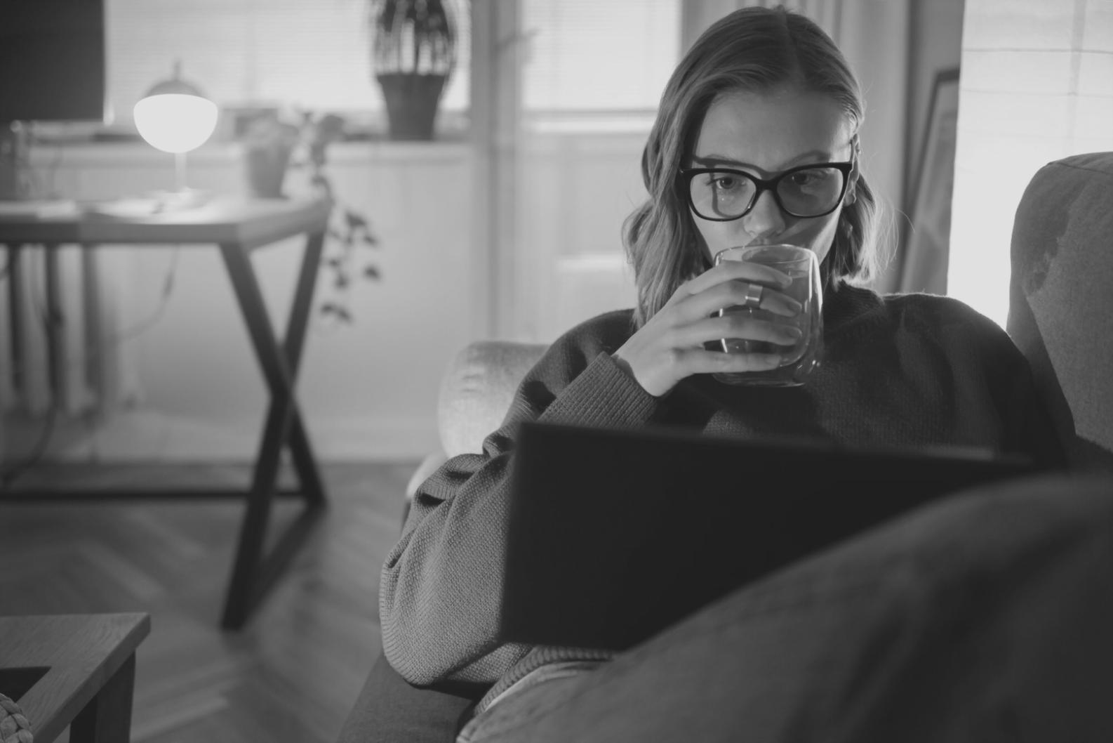 Teilnehmer analysieren Finanzdokumente gemeinsam am Arbeitsplatz