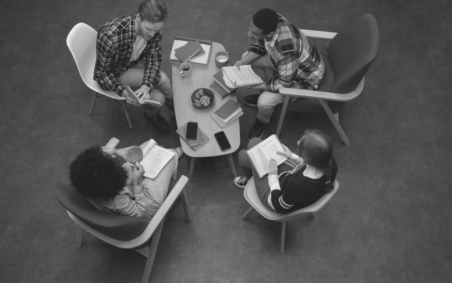 Team bei der Analyse von Unternehmensdaten
